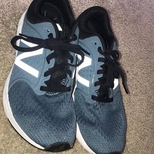 New balance tennis shoes